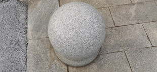 灰色石球置于砖石地面