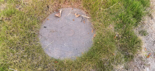 地面上的圆形井盖