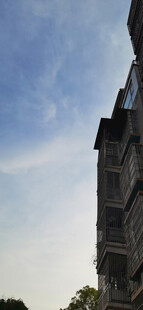 建筑与蓝天相映