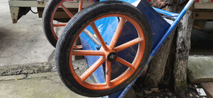橙色轮毂的手推车轮子