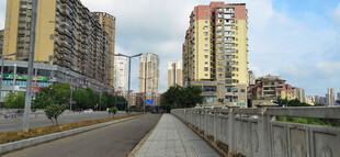 城市桥上道路与远处的高楼景观