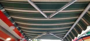 条纹遮阳棚下的空间