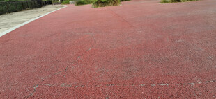 红色塑胶地面特写