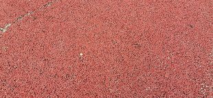 红色塑胶跑道特写