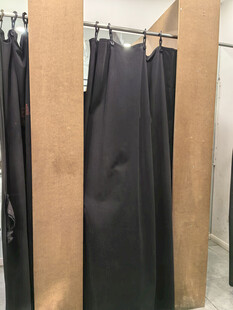 试衣间的黑色帘子