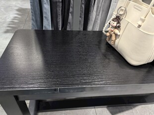 黑色茶几上的时尚手提包