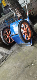 蓝色侧翻手推车