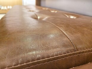 复古棕色皮革沙发细节