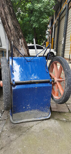 蓝色老旧手推车