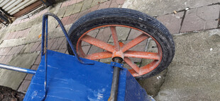 蓝色推车的橙色轮子