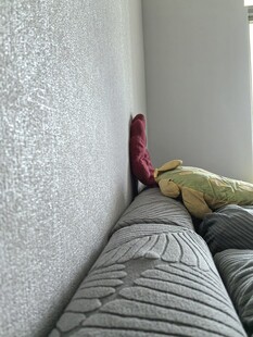 沙发靠墙与墙角处的多彩抱枕