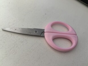 粉色小巧剪刀特写