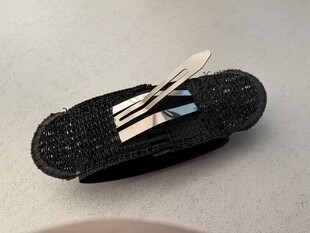 黑色闪亮发夹配金属装饰