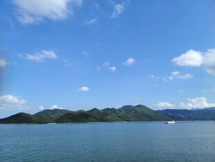 碧海蓝天中的山峦美景