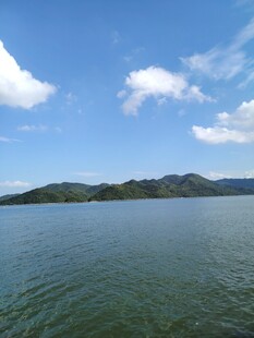 碧波蓝天中的宁静山水