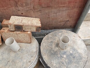 旧砖块与圆盘状物件摆放