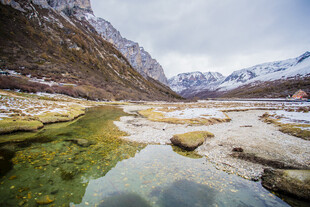 山间清潭映雪山美景