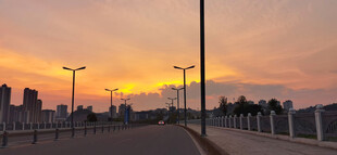 夕阳下的城市桥梁景观