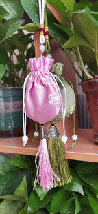 粉色香囊悬挂于绿植间