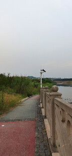 河边步道与护栏风景