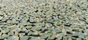 不规则石块铺就的沥青地面