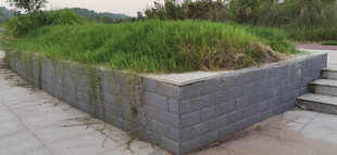 灰色石砌花坛与青草景观