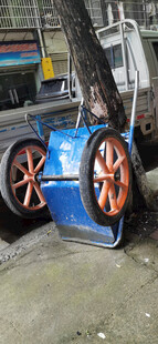 蓝色手推车的轮毂及部件