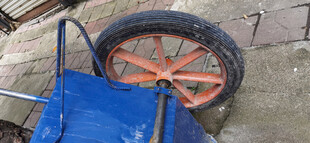 蓝色手推车与橙色车轮