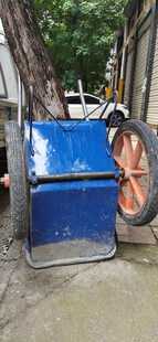 蓝色手推车带橡胶轮
