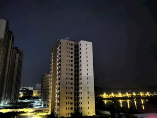 城市夜景中的高楼建筑