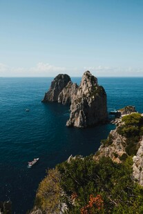 海边嶙峋礁石
