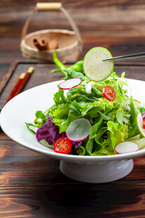 美味蔬菜沙拉摆盘精致