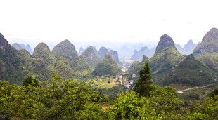 秀丽山峦间的葱郁景致