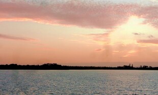 夕阳下的宁静海面