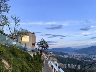 山顶观景台俯瞰城市美景