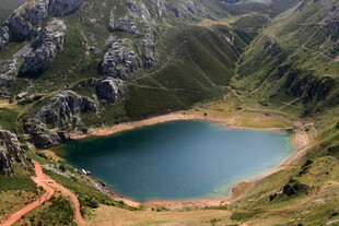 高山环绕的静谧蓝色湖泊