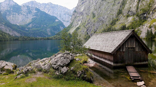 山间湖畔小屋美景