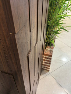 木质装饰柱旁的绿植装饰