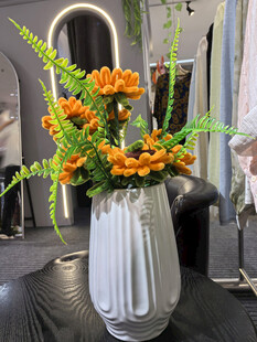 白色花瓶中的手工橙色花卉