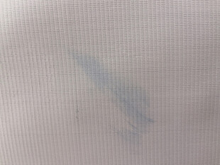 白色布料上的蓝色污渍