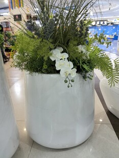 白色花盆中仿真绿植花卉