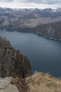 高山湖畔壮丽自然景观