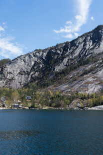壮丽山水间的静谧湖泊