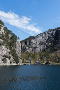 山水相依的静谧湖景