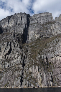 陡峭壮丽的岩石山峰