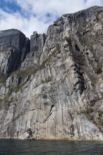壮丽陡峭的山壁景观
