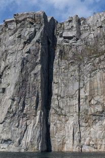 陡峭雄伟的悬崖岩壁