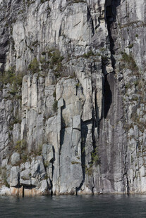 陡峭岩壁下的宁静水域