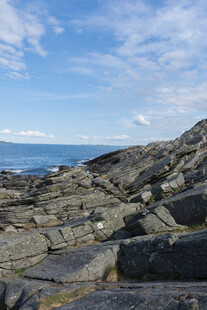 海边嶙峋岩石与蓝天海景