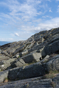 海边嶙峋岩石景观